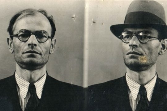 Φωτογραφία του Νίκου Πλουμπίδη που τράβηξε η Ασφάλεια σε σύλληψή του τη δεκαετία του ‘30
